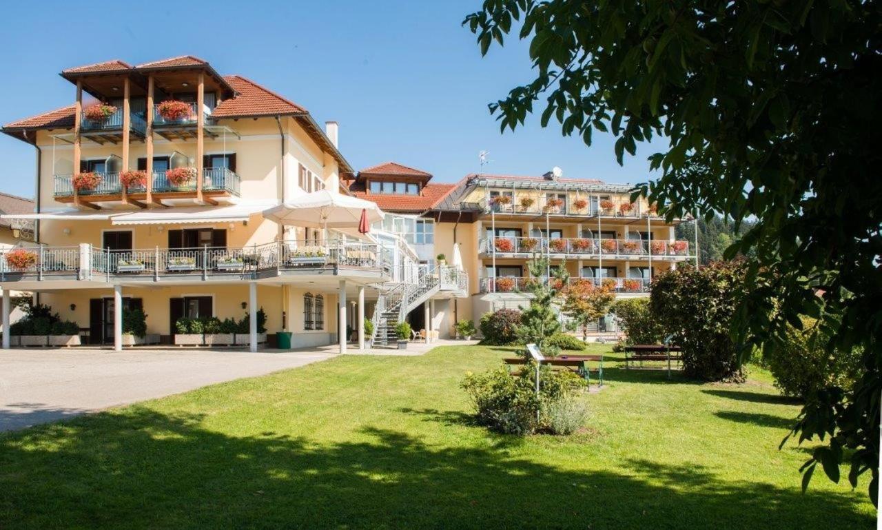 Hotel Seehof Sankt Georgen am Langsee Exterior photo
